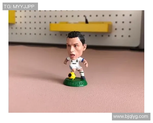 足球明星玩偶挂件的独特魅力与收藏价值解析 足球明星玩偶挂件的独特魅力与收藏价值解析